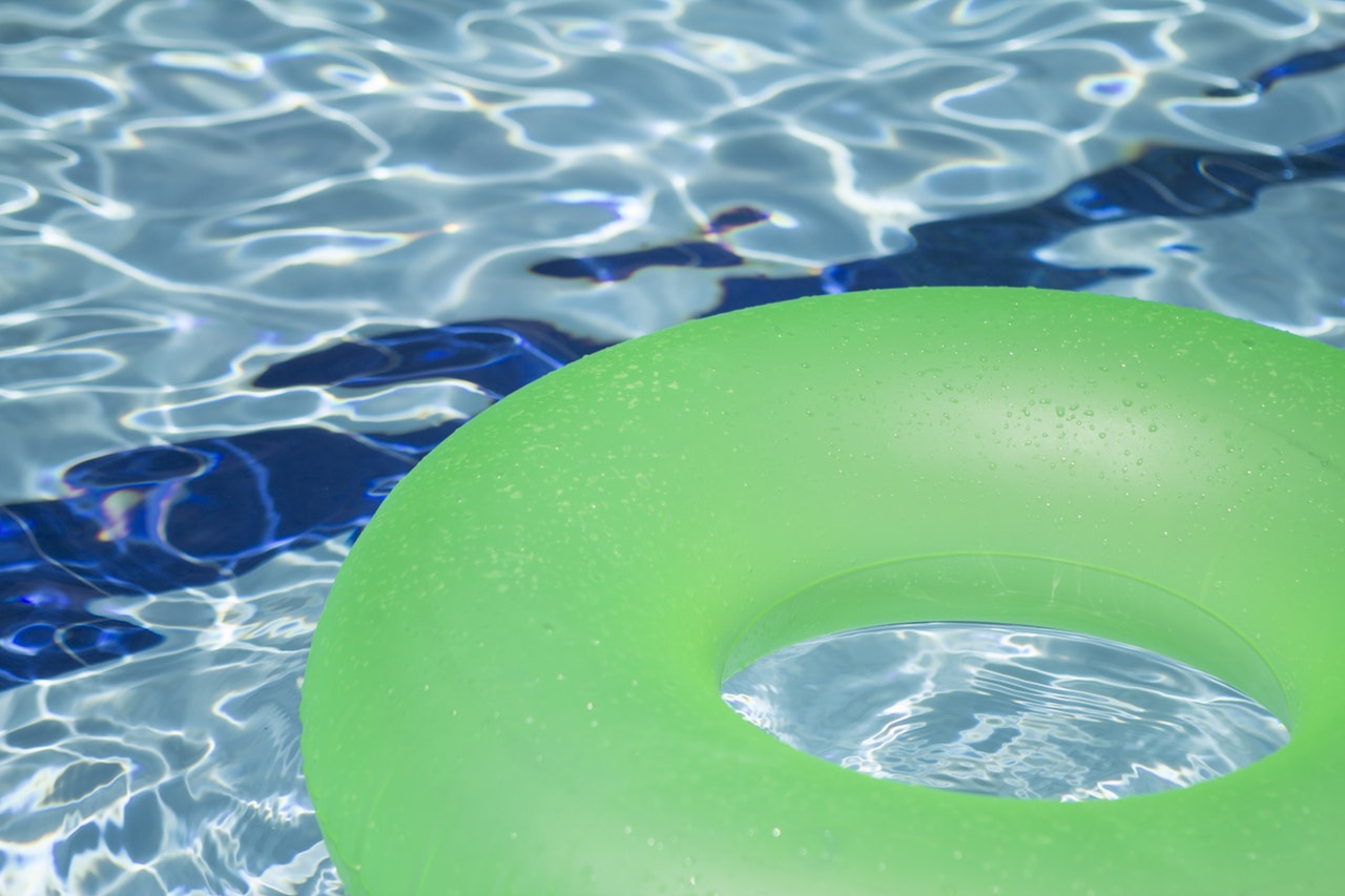 In piscina con i bambini: come farli divertire?