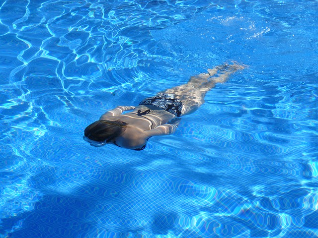 5 esercizi da fare in acqua per allenarsi in piscina